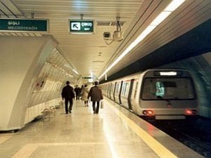 İzmir’de dün akşamdan beri metro seferleri yapılamıyor