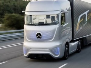 Mercedes'ten elektrikli kamyon üretti