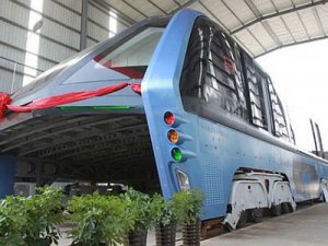 Çin’de dev metrobüs görenleri şaşırttı