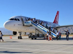 Yüksekova'da uçak seferlerinin başlaması sevinç yarattı