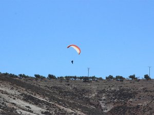 Paraşütçüler panik yaşattı