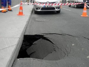 İstanbul'da yol çöktü