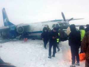 Rusya'da pistten çıkan uçak büyük hasar aldı