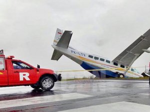 Freni tutmayan uçak pistten çıktı