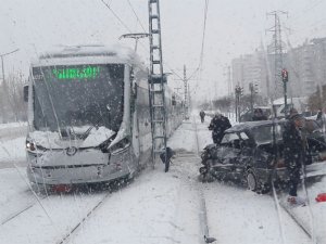 Konya'da tramvay ile otomobil çarpıştı: 2 yaralı
