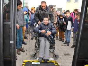 Görevlendirme yapılan belediyeden engellilere rampalı minibüs