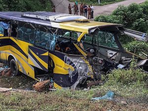 Malezya'da otobüs nehre düştü: 14 ölü