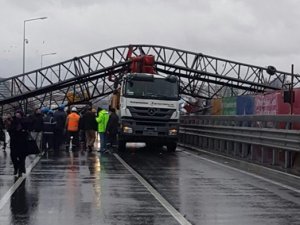 İstanbul'da devrilen vinç E-5'i trafiğe kapattı