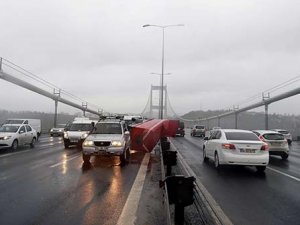 Fatih Sultan Mehmet Köprüsü'nde römork devrildi