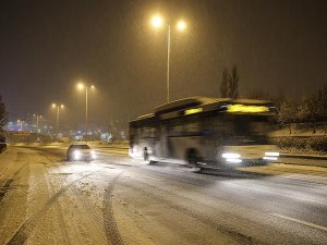 Başkentte yoğun kar yağışı trafiği aksattı