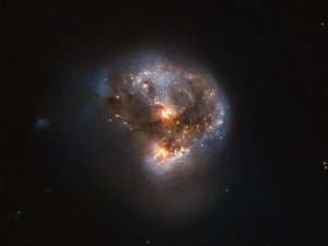 Hubble Teleskobu 'mega-meyzer' galaksi keşfetti