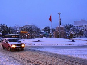 Muğla'da kar yağışı yolları kapattı