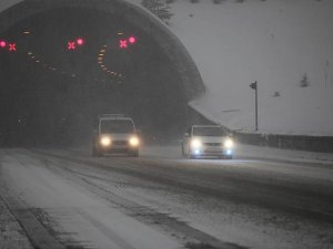 Bolu Dağı'nda başlayan kar yağışı ulaşımı etkiliyor
