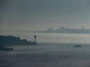 İstanbul'da boğaz trafiğine sis engeli