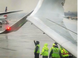 ABD'de LaGuardia Havalimanı'nda iki uçak çarpıştı