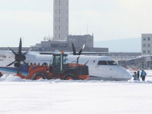 Japonya'da yolcu uçağı pistten çıktı