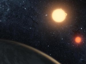 Çift güneşin yörüngesinde gezegen enkazı keşfedildi