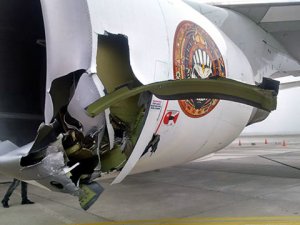 Push back aracı uçağın motoruna çarptı