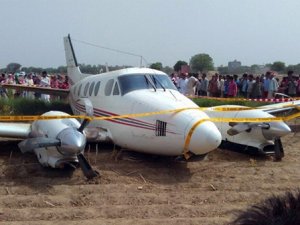 Hindistan'da ambulans uçak düştü