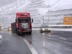 Bolu'da yoğun kar yağışı ulaşımı olumsuz etkiledi