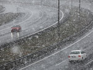 Bolu Dağı'nda yoğun kar yağışı ulaşımı olumsuz etkiledi