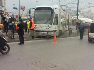 Sirkeci'de bir tramvay raydan çıktı