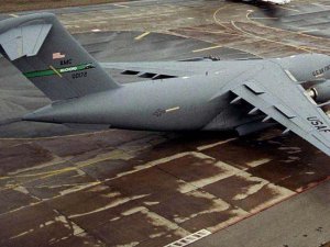 Endonezya’da ABD askeri uçağı acil iniş yaptı