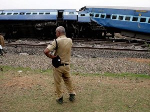 Hindistan'da tren kazası: 32 yaralı