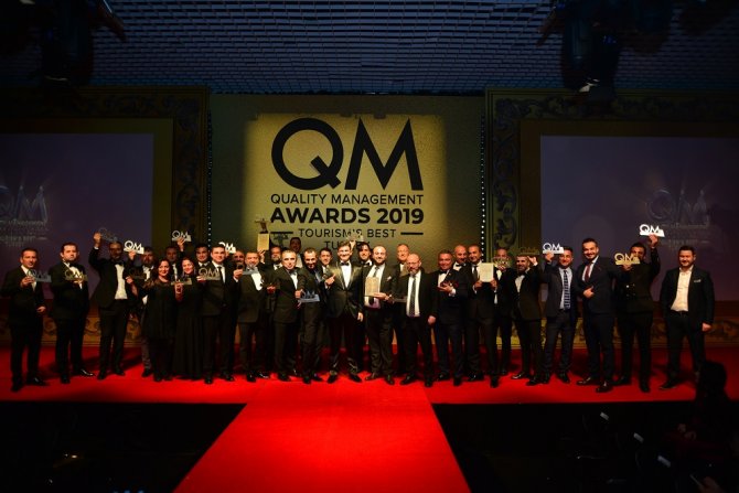 1577102694_qm_awards_odul_gecesi_toplu_fotograf.jpg