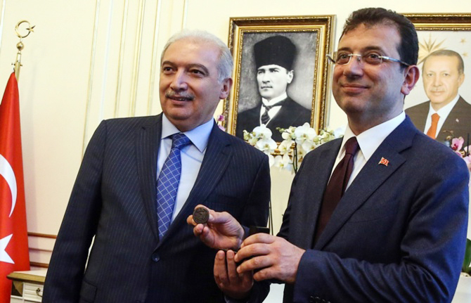 ekrem_imamoglu_ibb_devir_teslim_mevlut_uysal.jpg