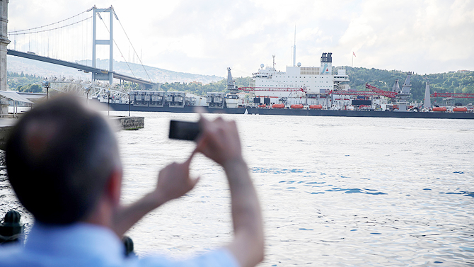 pioneering-spirit,-istanbul-bogazindan-geciyor_2.jpg