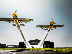 Akrobasi uçuşunda nefes kesen anlar