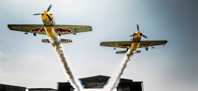 Akrobasi uçuşunda nefes kesen anlar