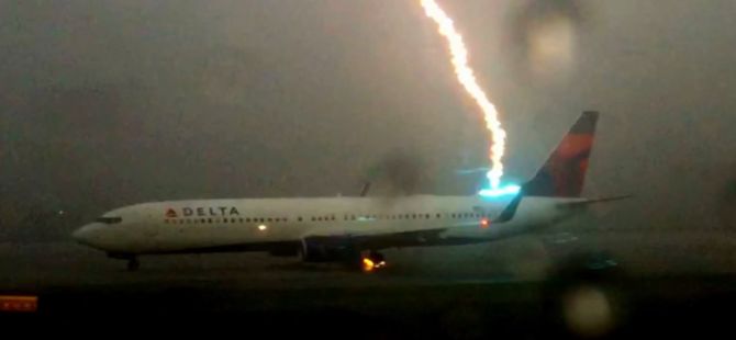 Delta uçağına yıldırım çarptı